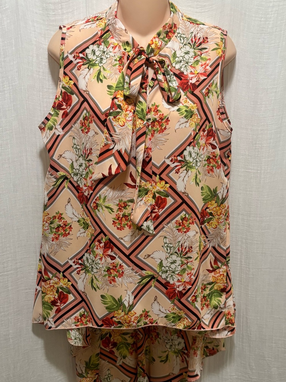 Cha Cha Vente Floral Geometric High-Low Tie-Neck Sleeveless Blouse / Tunic Top L
